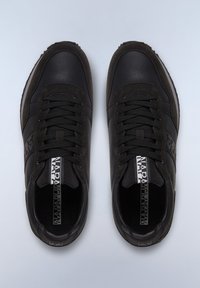 Scarpe da ginnastica nere realizzate in pelle e suede, dotate di un design con lacci, linguetta imbottita e etichetta con logo sul retro. Suola in gomma con grip testurizzato.