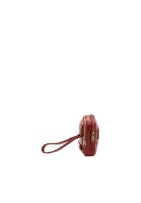 Borsa in pelle rossa con due cerniere, una tracolla e una forma piatta e rettangolare. Texture liscia con accenti in metallo dorato a contrasto.
