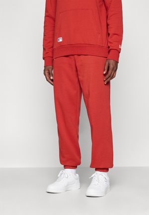 New Era MLB NEW YORK YANKEES LEAGUE ESSENTIALS JOGGER - Equipación de clubes - red