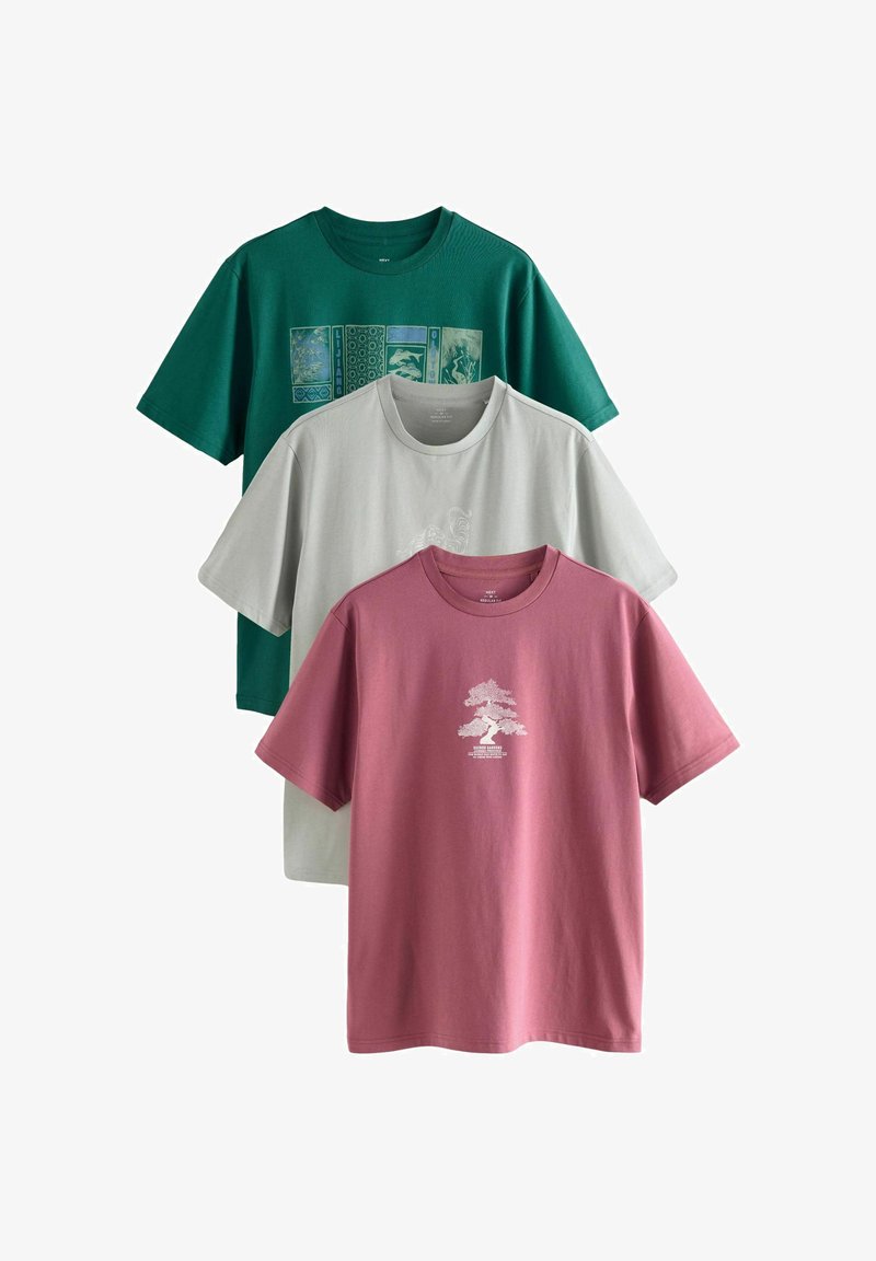 Drei kurzärmlige T-Shirts: grün mit Grafik, hellgrau mit weißer Grafik und rosa mit weißem Baumdesign. Alle sind aus Baumwolle und im lässigen Schnitt.