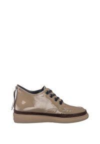 Chaussure basse beige brillante avec lacets noirs, bordure marron, semelle texturée et languette de fermeture éclair à l'arrière, vue de côté gauche.