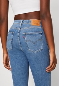 Levi's® 721™ HIGH RISE SKINNY SPLIT HEM - Vaqueros pitillo - heart goes boom