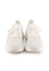 Zapatillas deportivas blancas con parte superior de tejido texturizado, adornadas con acentos brillantes y suela acolchada para mayor comodidad. Diseño con cordones.