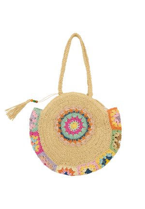 Rund flet-viskelæderhåndtaske med farverige hæklede blomsterprægninger og et flettet håndtag med kvast og perler.