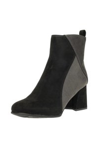 Bottines en suède noires et grises avec un talon bloc, dotées d'un bout rond et d'un design à panneaux contrastants. Accents cousus le long des bords.