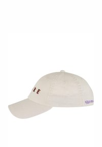 Beige batiste keps med ordet "FIRE" i brun brodyr och "Plein" i lila på sidan, med en svängd skärm och ventilationshål.