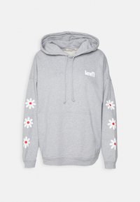 Sudadera gris de tejido suave, con un bolsillo tipo canguro, capucha con cordones y diseños florales con flores blancas y centros rojos en las mangas.