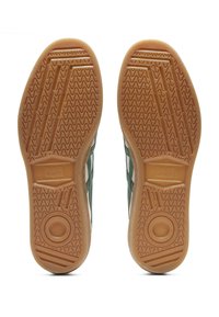 Zielono-białe trampki z fakturowaną gumową podeszwą, zdobioną falistym wzorem i okrągłymi akcentami. Bocznie umieszczone paski kontrastują z resztą.