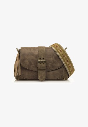 Borsa a tracolla in finta pelle marrone con finitura testurizzata, tracolla decorativa con ricami floreali e chiusura a fibbia frontale.