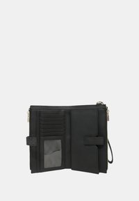 Portafoglio in pelle nera con molteplici scomparti per carte, una finestra trasparente per l'identificazione e un vano con zip per le monete. Caratterizzato da un cinturino da polso e una chiusura a pressione.