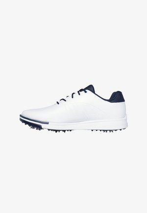 Scarpa da golf bianca con accenti blu navy, lacci neri e suola chiodata, vista di profilo su sfondo bianco.