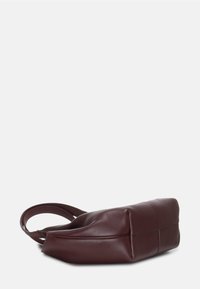 Borsa a tracolla in pelle bordeaux con una texture liscia, forma rettangolare e una sola tracolla. Presenta cuciture precise e nessun hardware visibile.