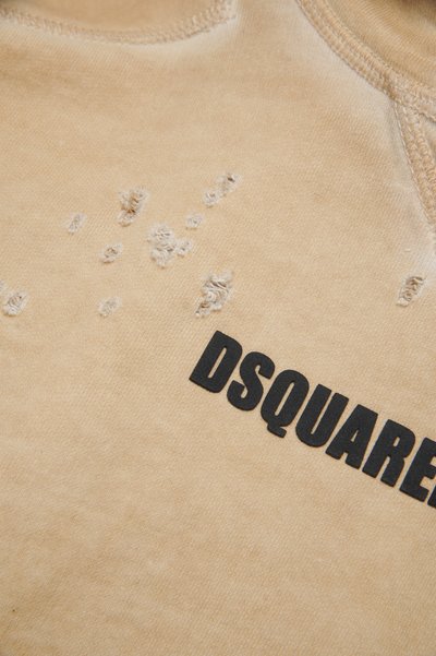 Felpa beige con texture usurata, con lettering nero "DSQUARED". Tessuto morbido e dettagli di sfilacciamento visibili.