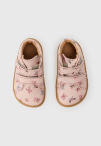 Roosad nahast jalatsid liblikamustriga; neil on kaks takjakinnitusega rihma, ümarad varbad ja pruun kummist tald.