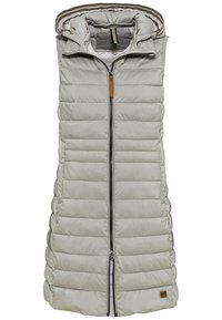 Lichtgrijze gewatteerde bodywarmer met capuchon; voorzien van een ritssluiting aan de voorkant, een doorgestikte textuur en een klein logoplaatje linksonder.