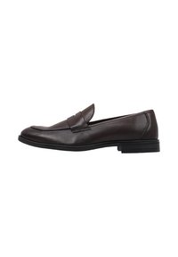 Mocasines de cuero marrón con un acabado suave, puntera redondeada y un sutil detalle de costura. Suela de goma plana con un perfil bajo para mayor comodidad.