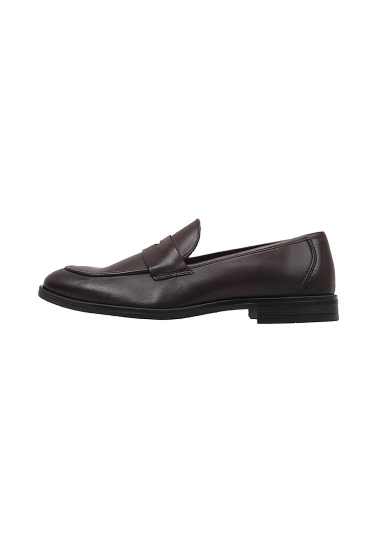 Mocasines de cuero marrón con un acabado suave, puntera redondeada y un sutil detalle de costura. Suela de goma plana con un perfil bajo para mayor comodidad.