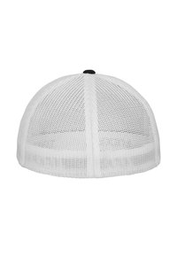 Witte netcap met een ronde vorm, voorzien van een stevige zwarte knoop bovenop en een gestructureerd oppervlak voor ademend vermogen.