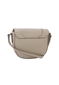 Borsa a tracolla in finta pelle beige con una forma curva, chiusura a pattina e una tracolla regolabile. Superficie testurizzata con dettagli di cucitura sottili.