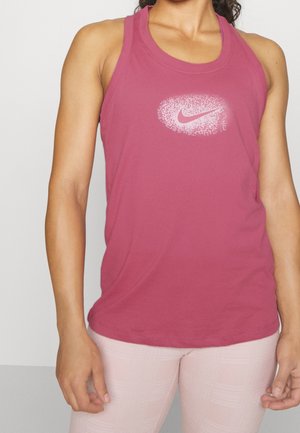 Top sportivo rosa con scollatura rotonda, presenta un logo Nike bianco maculato al centro. Tessuto morbido e leggero.