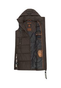 Gilet rembourré marron avec un col haut, des accents orange, plusieurs poches intérieures et une fermeture éclair. Doublé en tissu noir.