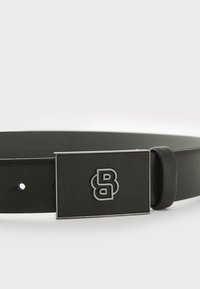Zwarte leren riem met een gestructureerde afwerking, voorzien van een vierkante zilveren gesp met een gestileerd dubbel 'B' logo.