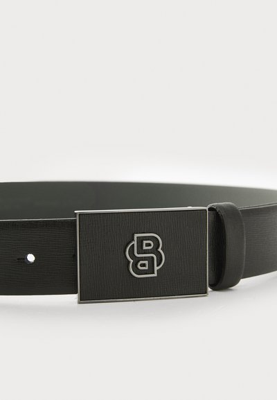 Ceinture en cuir noir avec une finition texturée, dotée d'une boucle carrée en argent embossée d'un logo stylisé à double 'B'.