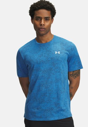 T-shirt de sport bleu avec un motif texturé et des manches courtes. Présente un logo blanc sur la poitrine. Le matériau semble léger et respirant.