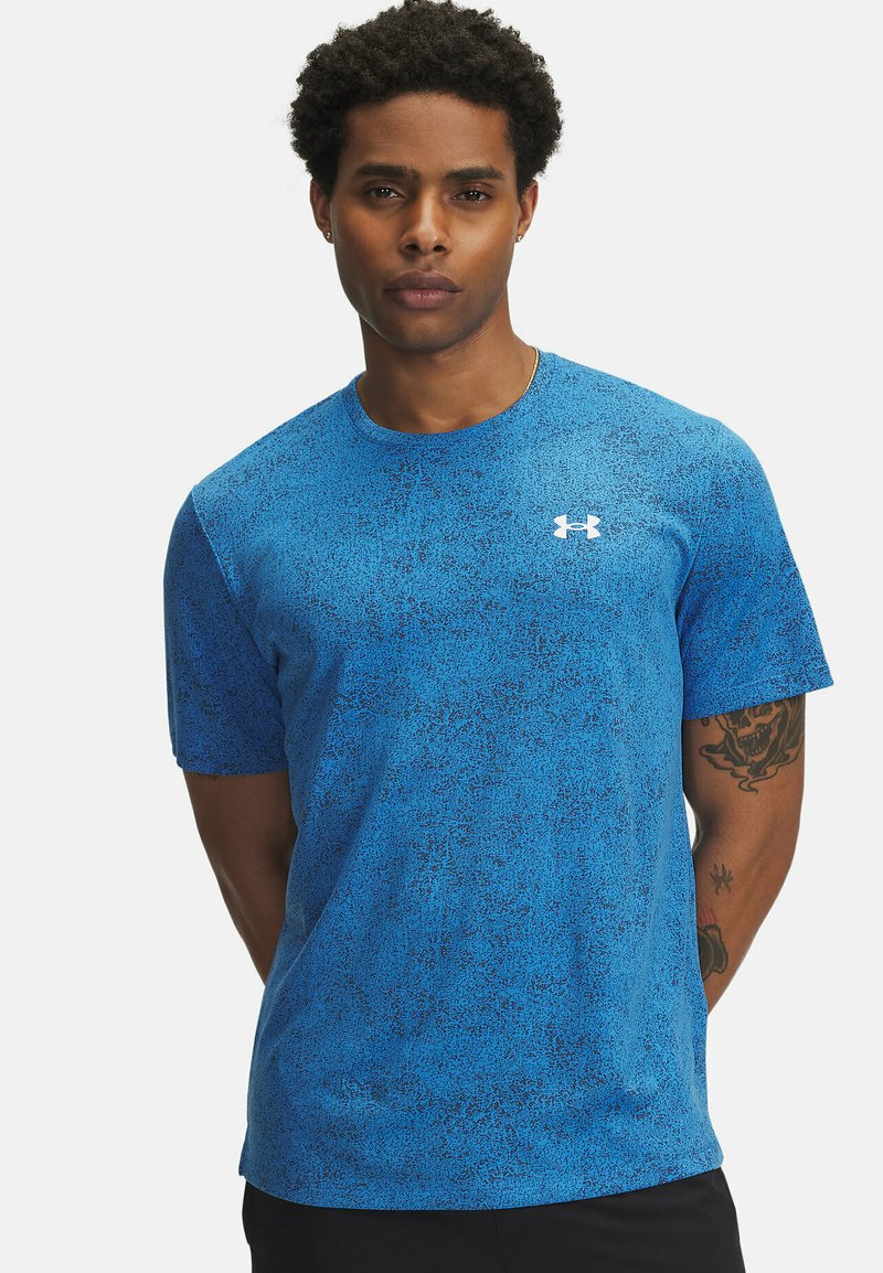 Camiseta deportiva azul con un patrón texturizado y mangas cortas. Presenta un logotipo blanco en el pecho. El material parece ligero y transpirable.