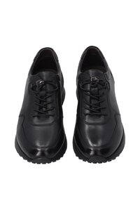 Černé kožené boty s hladkým povrchem, které mají kulatou špičku, šněrovací design a gumovou podrážku pro lepší přilnavost.