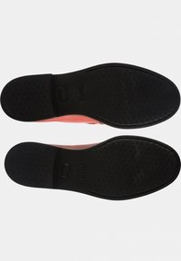 Semelle extérieure en caoutchouc noir avec un motif texturé, présentant une tige rose clair, une finition lisse, et la marque « Camper » embossée sur la semelle.