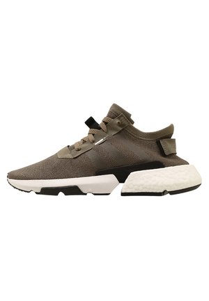 Low-Top Sportschuh aus braunem Mesh mit weißer, gepolsterter Sohle, schwarzen Akzenten, drei seitlichen Streifen und Schnürung vorne mit Fersenlasche.
