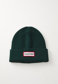 Tamnozeleni pleteni šešir s rebrastom teksturom i preklopljenim rubom. Sadrži pravokutnu oznaku na kojoj stoji "HUNTER" crnim tekstom na bijeloj pozadini.