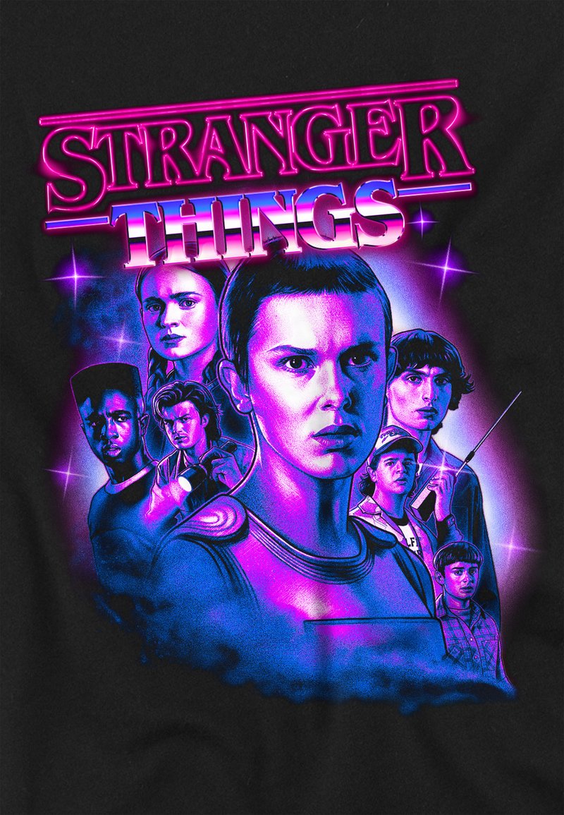 Czarny t-shirt z wyrazistą, wielokolorową grafiką postaci z "Stranger Things", ukazującą niebieskie i fioletowe odcienie na ciemnym tle.
