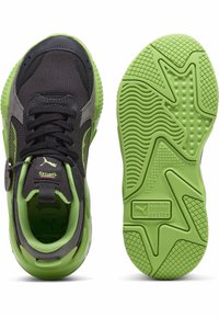 Basket noir et gris avec des accents vert lime, tige en mesh, semelle texturée et détails de logo. Comprend un talon moulé et un système de laçage.