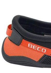 Chausson d'escalade noir et orange avec une semelle en caoutchouc texturé, un collier rembourré et une sangle proéminente avec le logo "BECO".