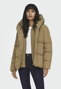 Khaki vypolstrovaná bunda s kapucí, s předním zipem a zapínáním na knoflíky, texturovaná látka a uvolněný boxy střih.