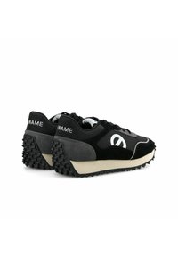 Une paire de baskets noires et grises avec des semelles robustes, un logo blanc sur les côtés et le texte "ONAME" sur les panneaux arrière du talon.