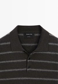 Polo shirt in lana verde scuro con strisce grigie orizzontali, colletto a costine e patta con tre bottoni. L'etichetta riporta "Massimo Dutti."