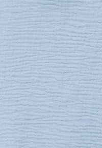 Tissu bleu clair avec des ridules horizontales douces et irrégulières créant un motif texturé ondulé sur toute la surface.