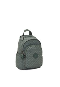 Mochila de patrón verde con un acabado texturizado, dos compartimentos con cremallera y un parche redondo con logotipo; cuenta con un asa superior y un llavero decorativo.