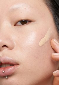 Elizabeth Arden - ELIZABETH ARDEN FLAWLESS FINISH SKINCARING FOUNDATION - Foundation - 150N fair skin Miniatyrbild 1