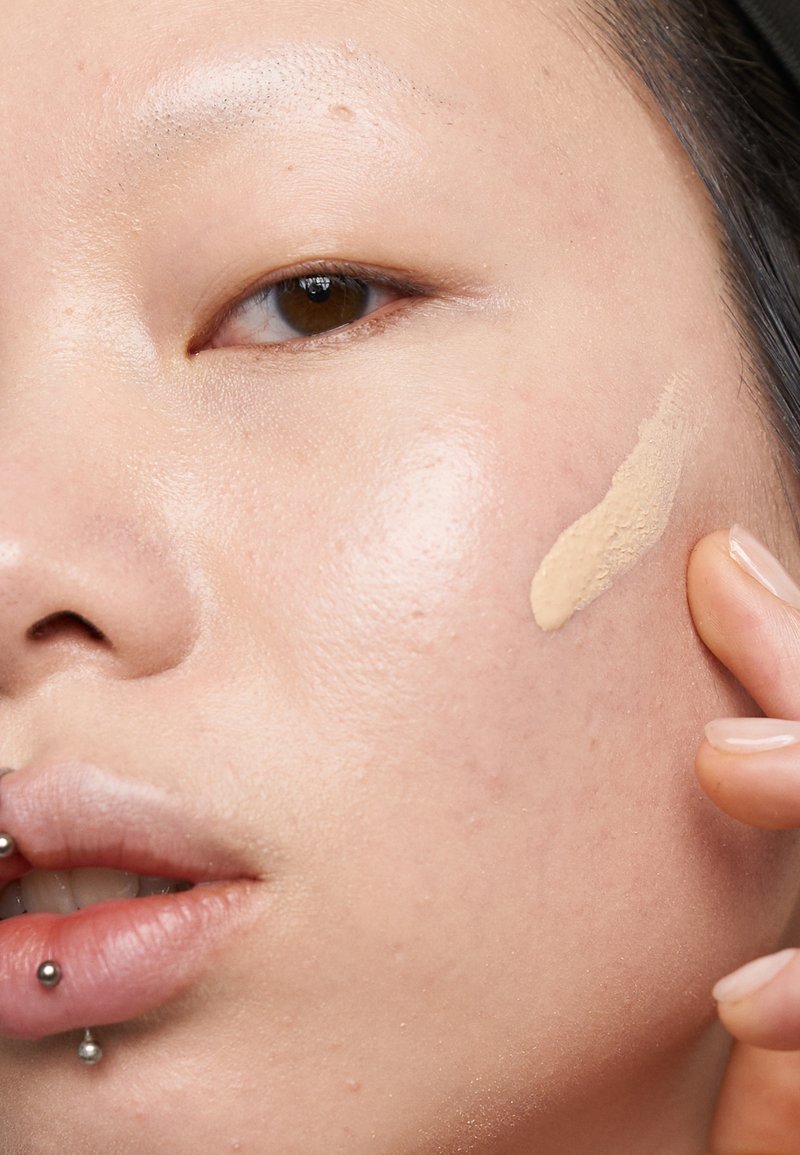 Elizabeth Arden - ELIZABETH ARDEN FLAWLESS FINISH SKINCARING FOUNDATION - Foundation - 150N fair skin, Vergrößern