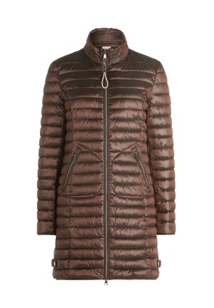 Manteau rembourré marron avec un col montant et une fermeture éclair. Comprend des coutures horizontales, deux poches latérales et des poignets élastiques. Texture et design élégants.