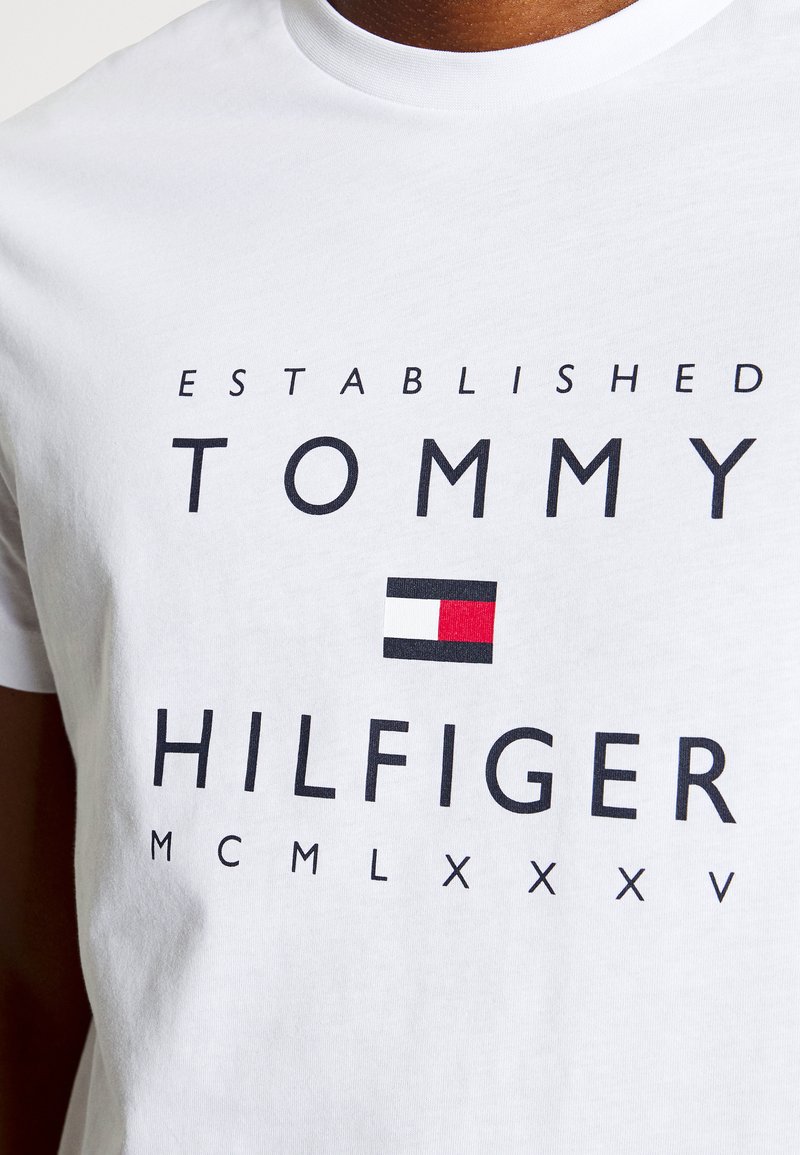 Belyse kasket underviser Tommy Hilfiger ESTABLISHED STACKED - T-shirts print - white/hvid -  Zalando.dk