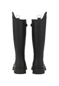 Czarne gumowe kalosze o wysokim kroju, z teksturowanym wykończeniem i dwoma tylnymi akcentami: uchwytem do noszenia oraz dekoracyjnym guzikiem.