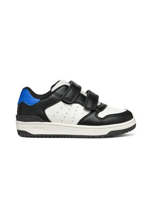Baskets noir et blanc avec deux bandes Velcro, un accent bleu sur le talon et des perforations pour la respirabilité. Semelle en caoutchouc. Marque Geox.