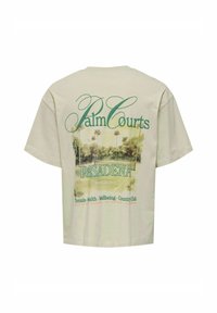 Beige T-Shirt mit kurzen Ärmeln und einem grafischen Druck auf der Rückseite, der "Palm Courts Pasadena" sowie Palmen-Illustrationen in grünen und gelben Farbtönen zeigt.