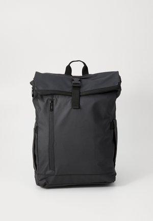 Rucsac negru din nylon cu un design tip ruladă, buzunar frontal cu fermoar și pungi laterale. Dispune de curele reglabile și un mâner superior.