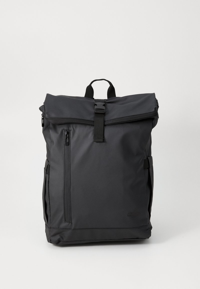 Sac à dos en nylon noir avec un design à rabat, poche zippée à l'avant et poches latérales. Il dispose de bretelles réglables et d'une poignée supérieure.
